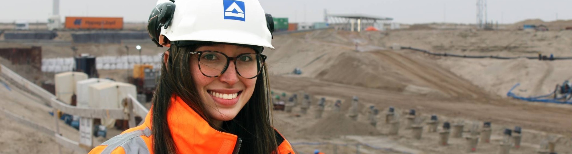 sophia petrocchi studente civiele techniek met persoonlijke beschermingsmiddelen op de 2e maasvlakte