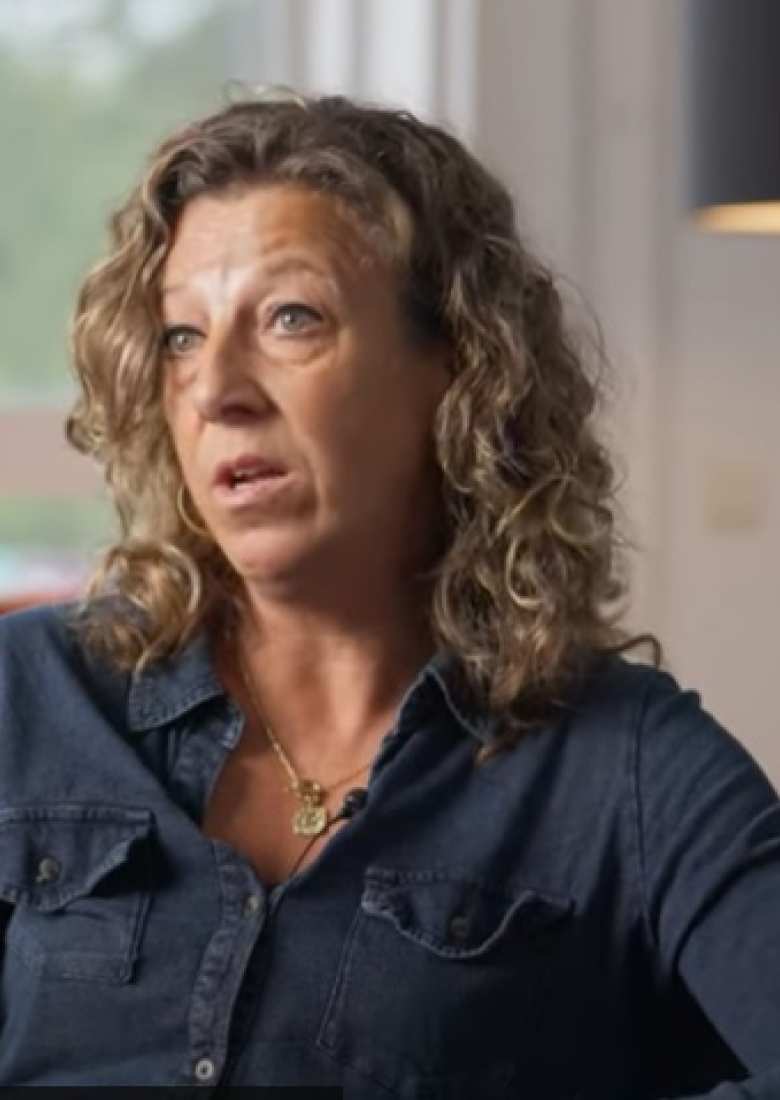 3 studenten tijdens les kijken bij elkaar op laptop