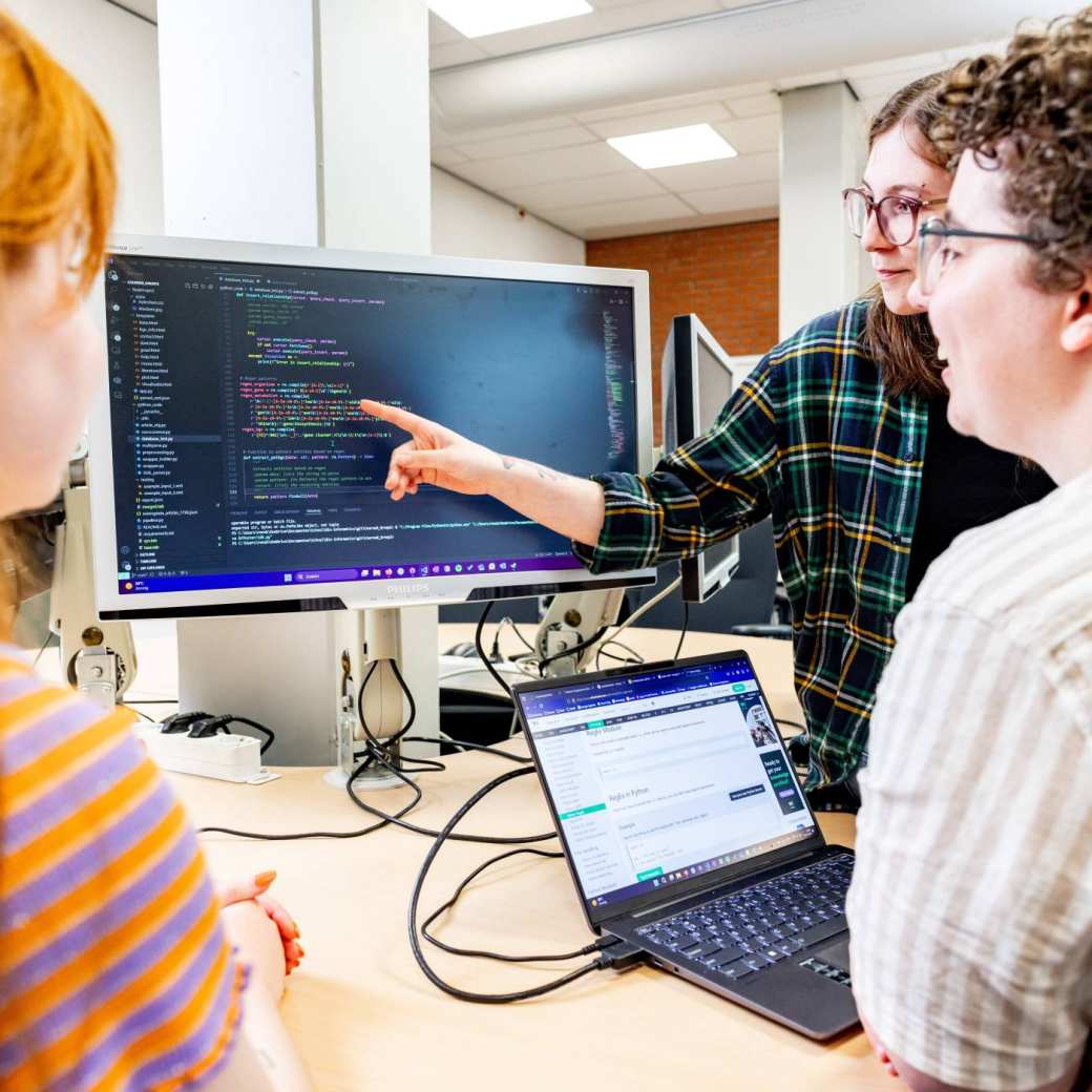 bio-informatica studenten achter de computer