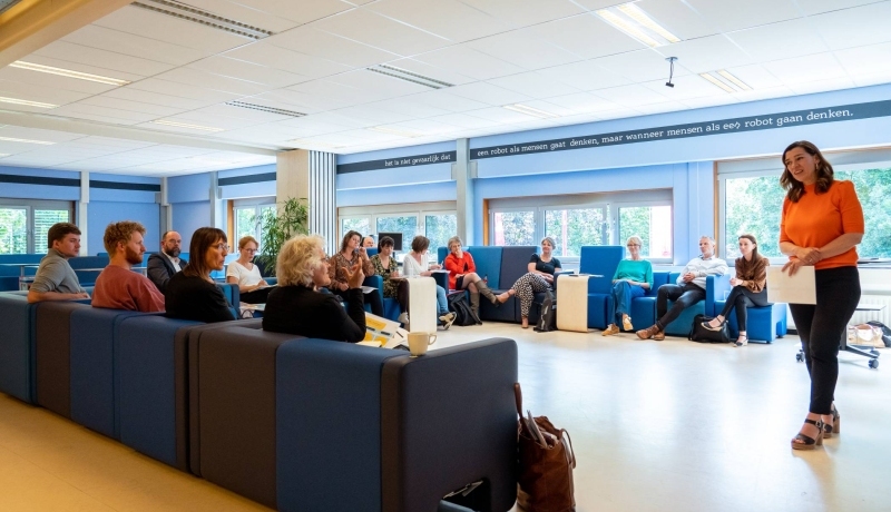 Het CvB bezoekt de Academie Educatie en volgt presentaties over flexibilisering van het onderwijs, samenwerken met het werkveld en organisatie-ontwikkeling. Geplaatst door HB.