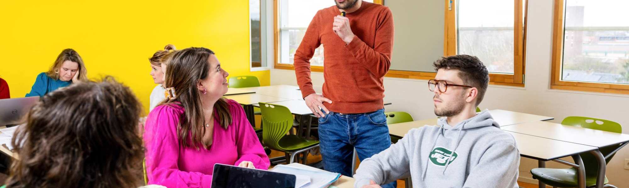 De studenten zijn in overleg met de docent.
