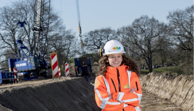 civiele techniek, Dimphy Jacobs, aan het werk op een bouwproject