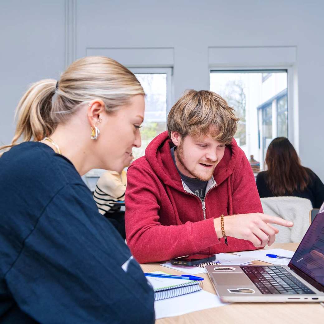 AMM LLO Joey en Isa tijdens les Social Work deeltijd