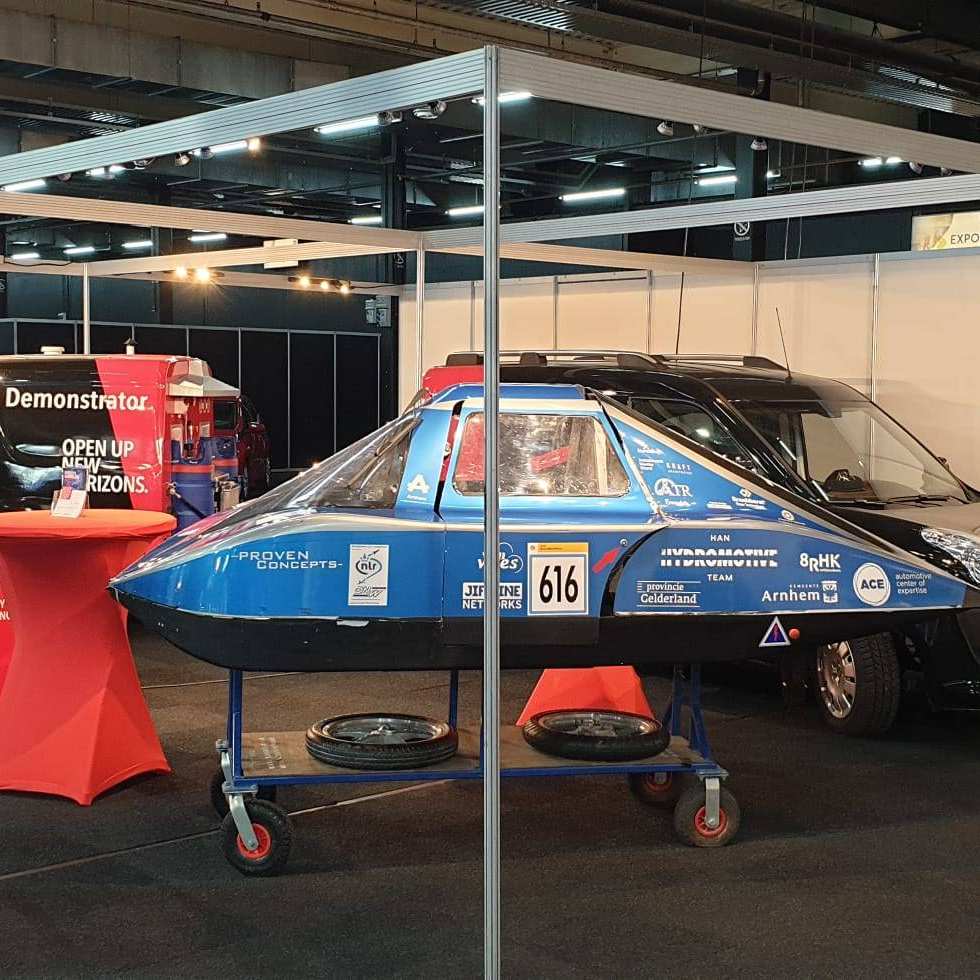beursopstelling met HAN Hydromotive auto op Autoprof 2022