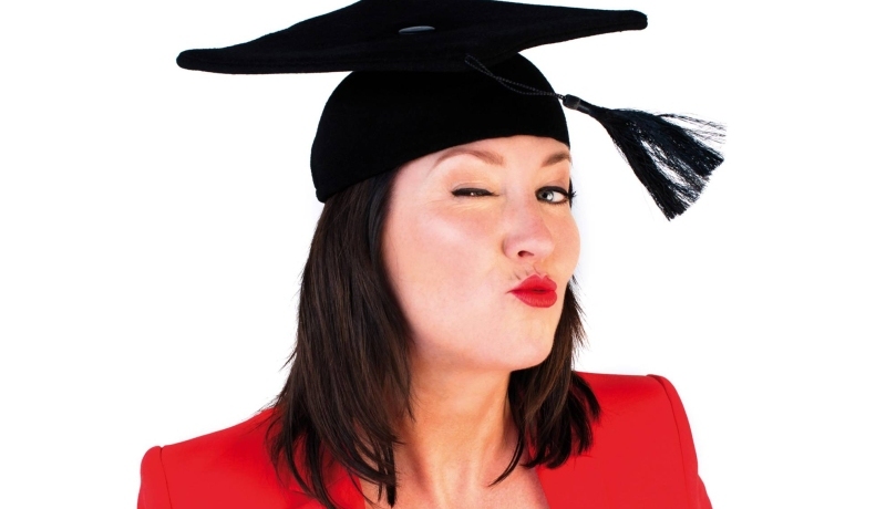 Renate Reijnders met afstudeerhoedje. Campustheater
