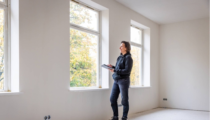opzichter inspecteert gerenoveerd appartement