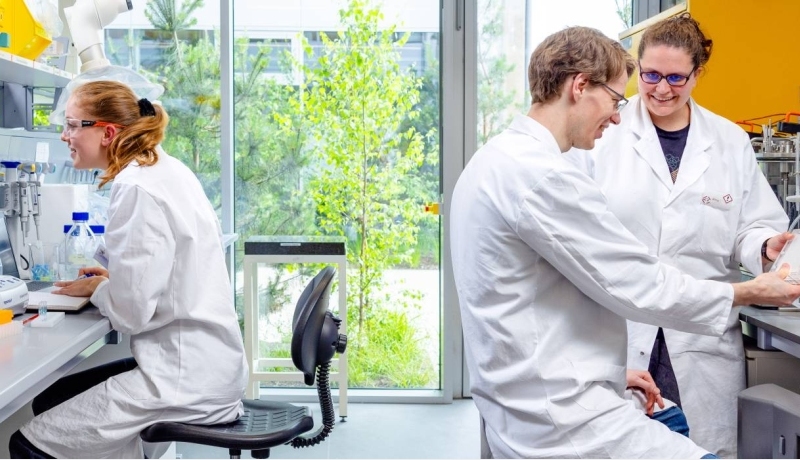 Biobased lab bij HAN Connectr op het IPKW. Studenten samenwerken, met begeleider, trekbank, minor biobased innovations.