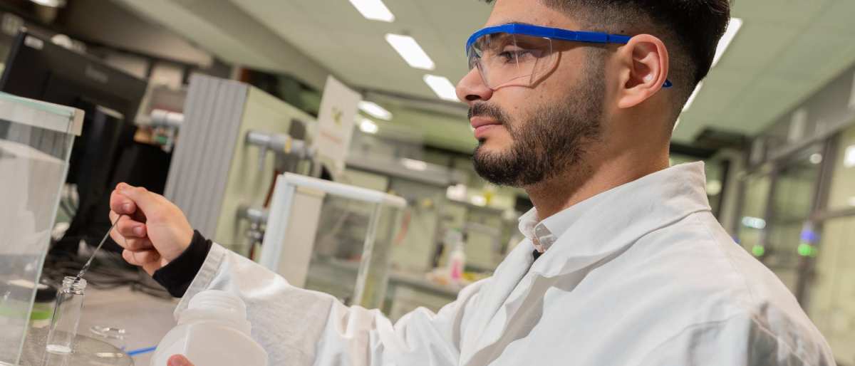 Syrisch vluchteling Gheyath Aloush doet de deeltijdopleiding Chemie