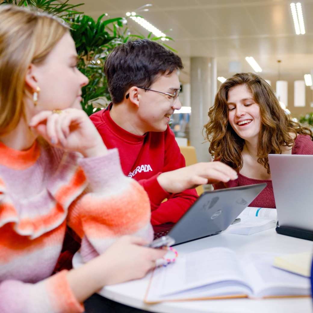 HAN Academie Educatie, Pabo, Pabo-ALO, ALPO, voltijd en deeltijd, studenten werken samen in studiecentrum en lachen, 2024