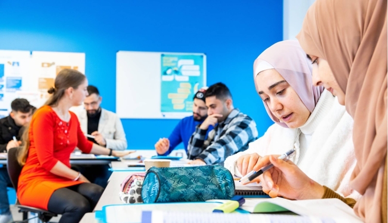 Cursisten NT2 in klaslokaal HAN University of Applied Sciences