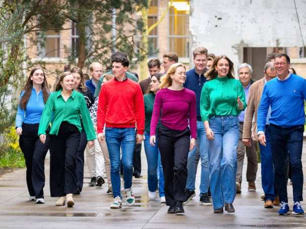Groep studenten en docenten wandelt door IPKW met groen op de achtergrond. Fotografie Master Circulaire Economie voltijd.