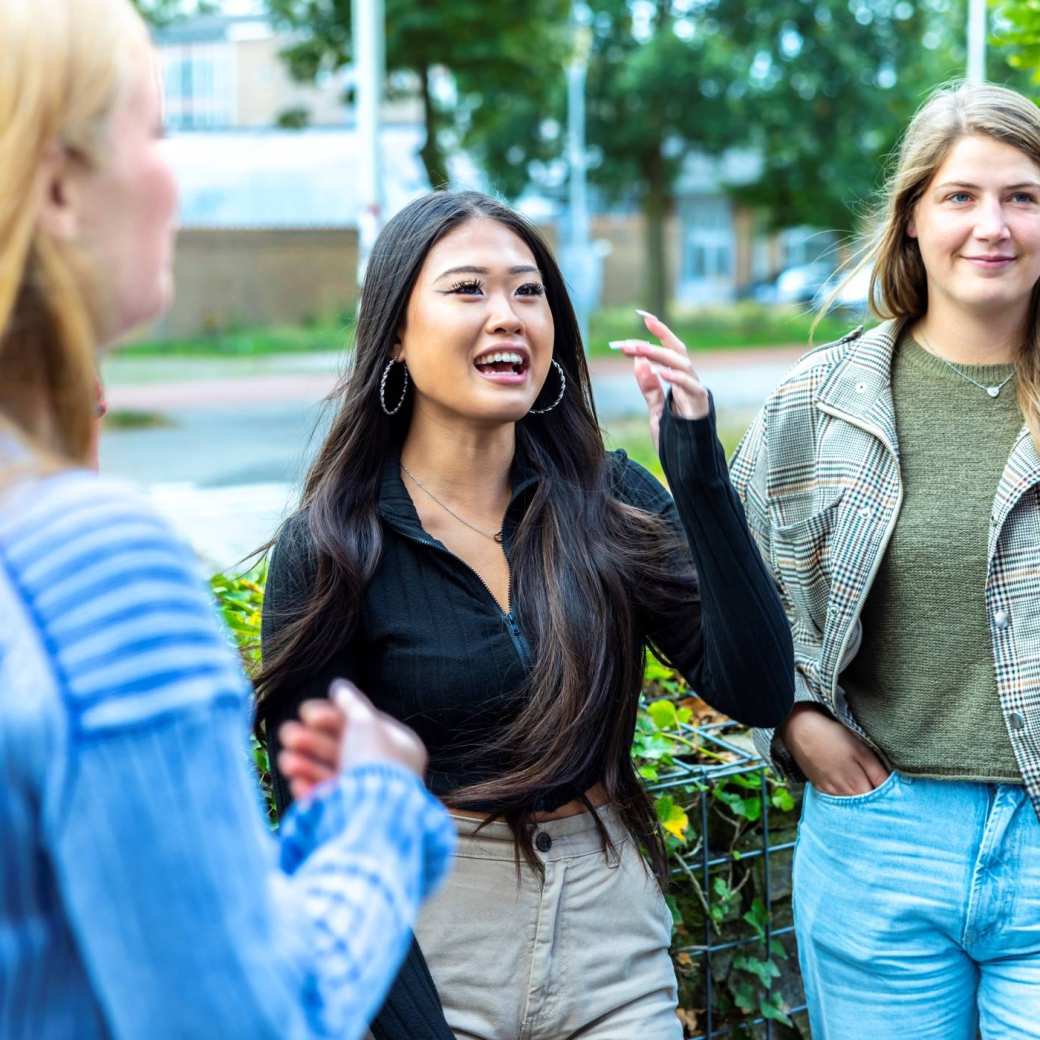 Vrouwelijke student HAN Social Work enthousiast over hun baankansen.