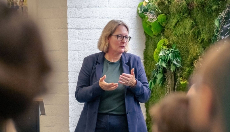 Foto's van Esther van Popta tijdens haar presentatie voor de Europese Commissie op de bijeenkomst van het CTL-netwerk Arnhem-Nijmegen