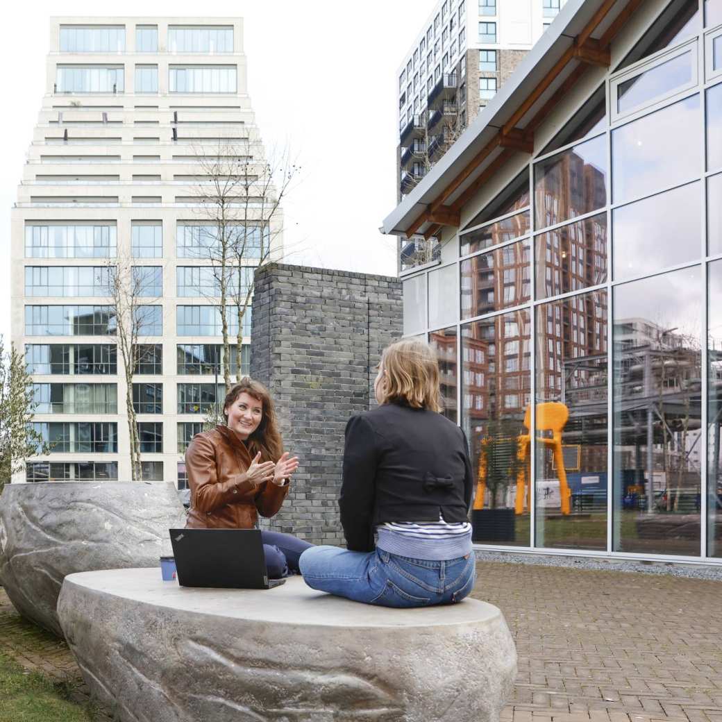 Studenten van de master Human Capital Innovatie buiten in gesprek tijdens de pauze. Urban setting.