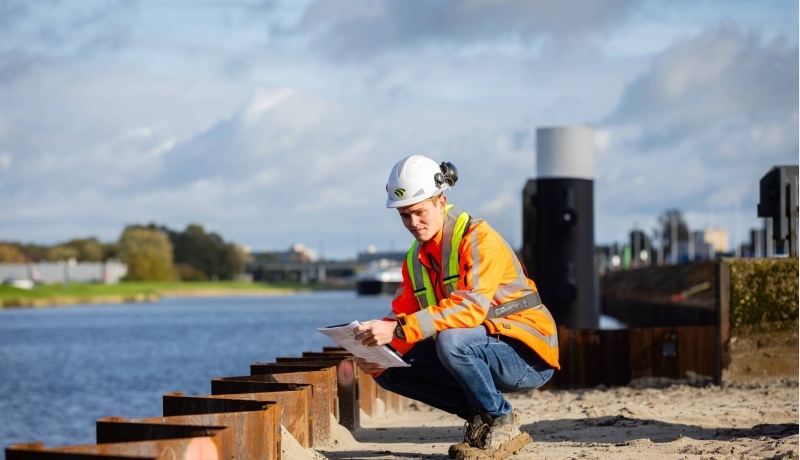 waterbouwkundig opzichter inspecteert grondwerk