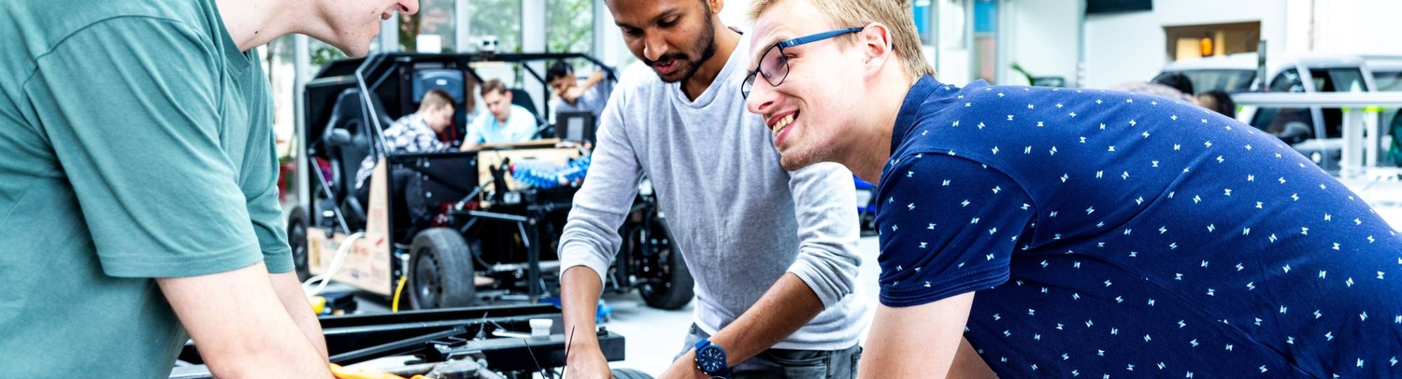 Studenten van de master Engineering Systems Automotive Systems doen metingen aan de MORE Vehicle.