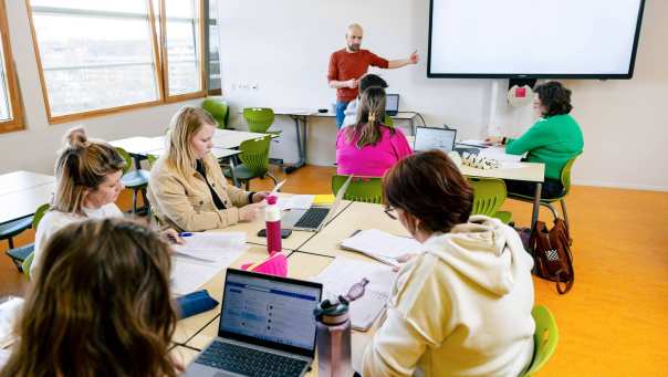studenten kijken les in lokaal