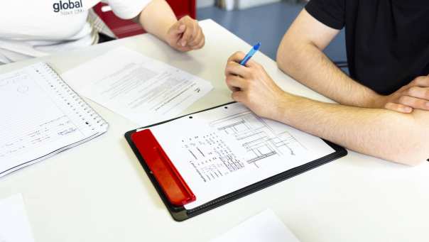 student civiele techniek werkt aan een opdracht met een tabel