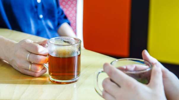 Gesprek over ervaringsdeskundigheid bij een kop thee