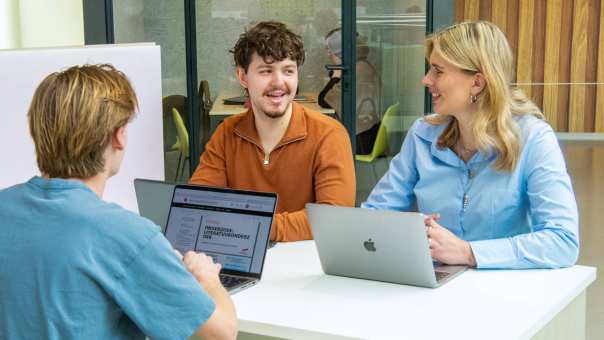 Student Logistics Management in gesprek met andere studenten