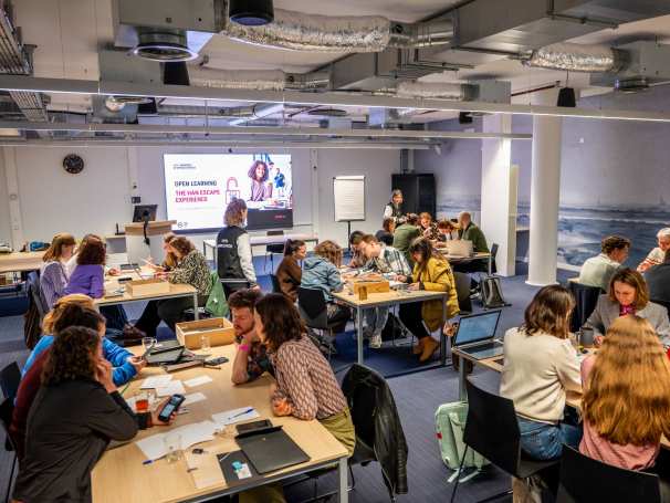 Groepjes werken samen tijdens de sessie: 'Open Leren: Escape Experience' tijdens de Onderwijsdagen 2026.