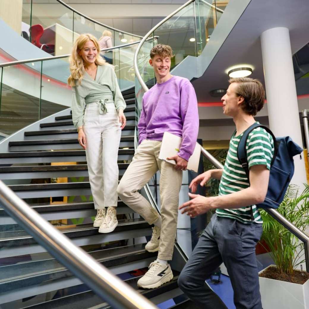 bedrijfskunde voltijd, foto 6997, studenten staan op de trap, in gesprek