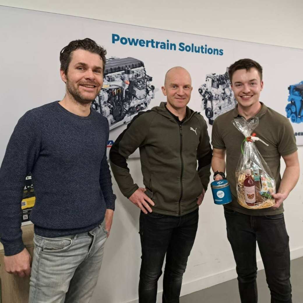 HAN Automotive student Valentijn Buijsman lost het complexe inbouwproces van de John Deere 6136 JD14-motor op! ️