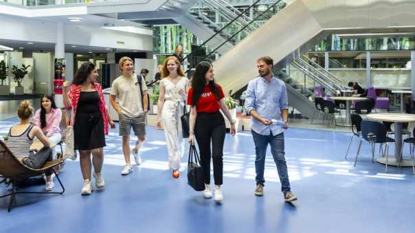 Studenten HRM lopen in het HAN gebouw in Nijmegen
