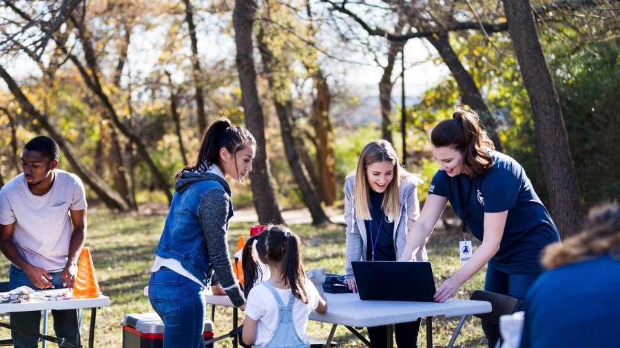 in park, deelnemers aan test, met laptop