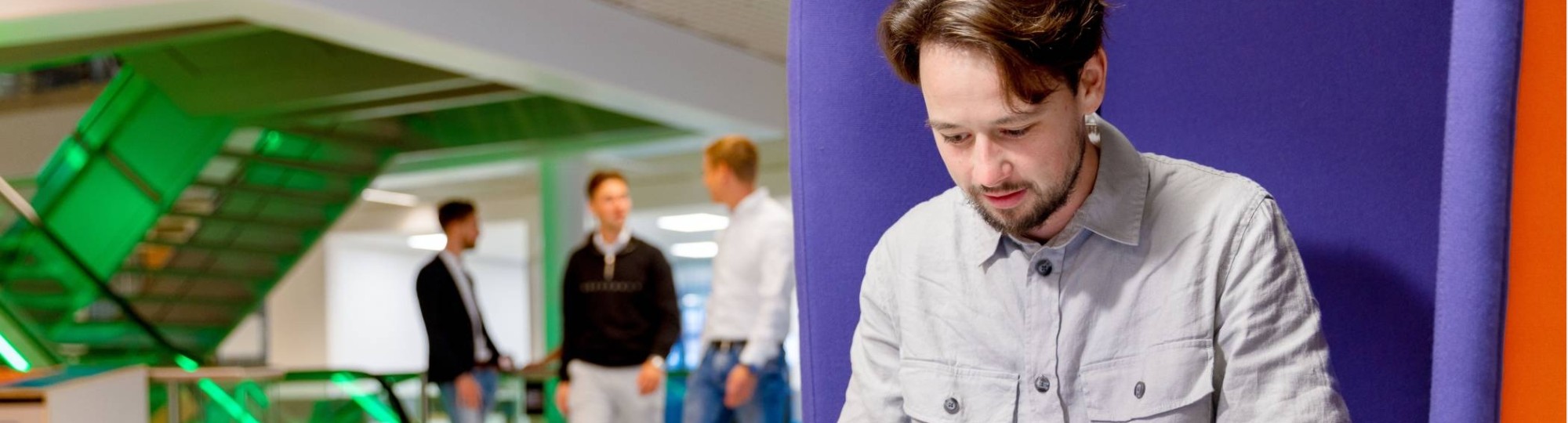 Medewerker Staf en Services aan het werk op een laptop.