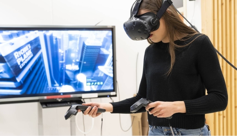 Meisje met 3dbril op. Als beeld bij ixpod