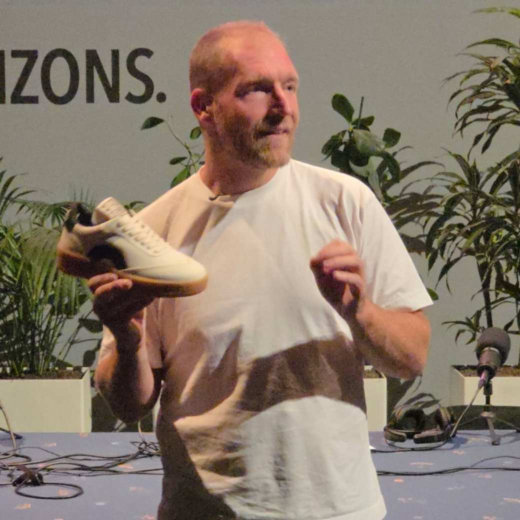 Foto gemaakt tijdens het event Circulaire Oogst op 26 juni 2025. Dit event is halfjaarlijks en vormt de afsluiting van de minor Circulaire Economie. Hier vertelt Stefan Wobben van Nooch Footwear over biodegradable schoenen.