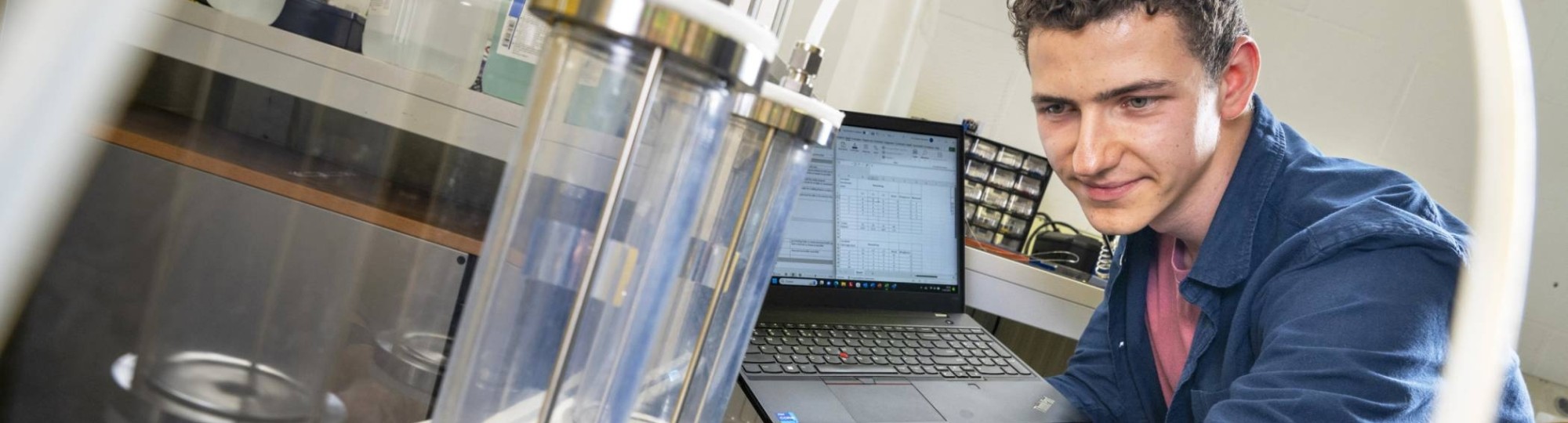 Tim Vianen, student Werktuigbouwkunde, doet onderzoek in het waterstoflab van de HAN.