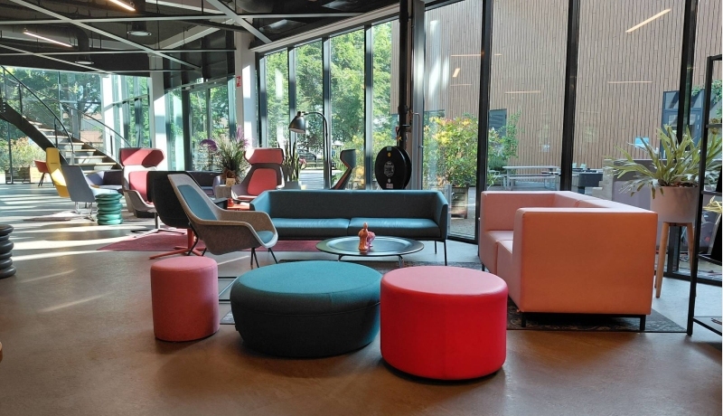 Interier hal InnovatieHub Circulair Wijchen. Meshallen is naam van de locatie. Enkele studenten van de minor Circulaire Economie voeren hier hun projecten uit.
