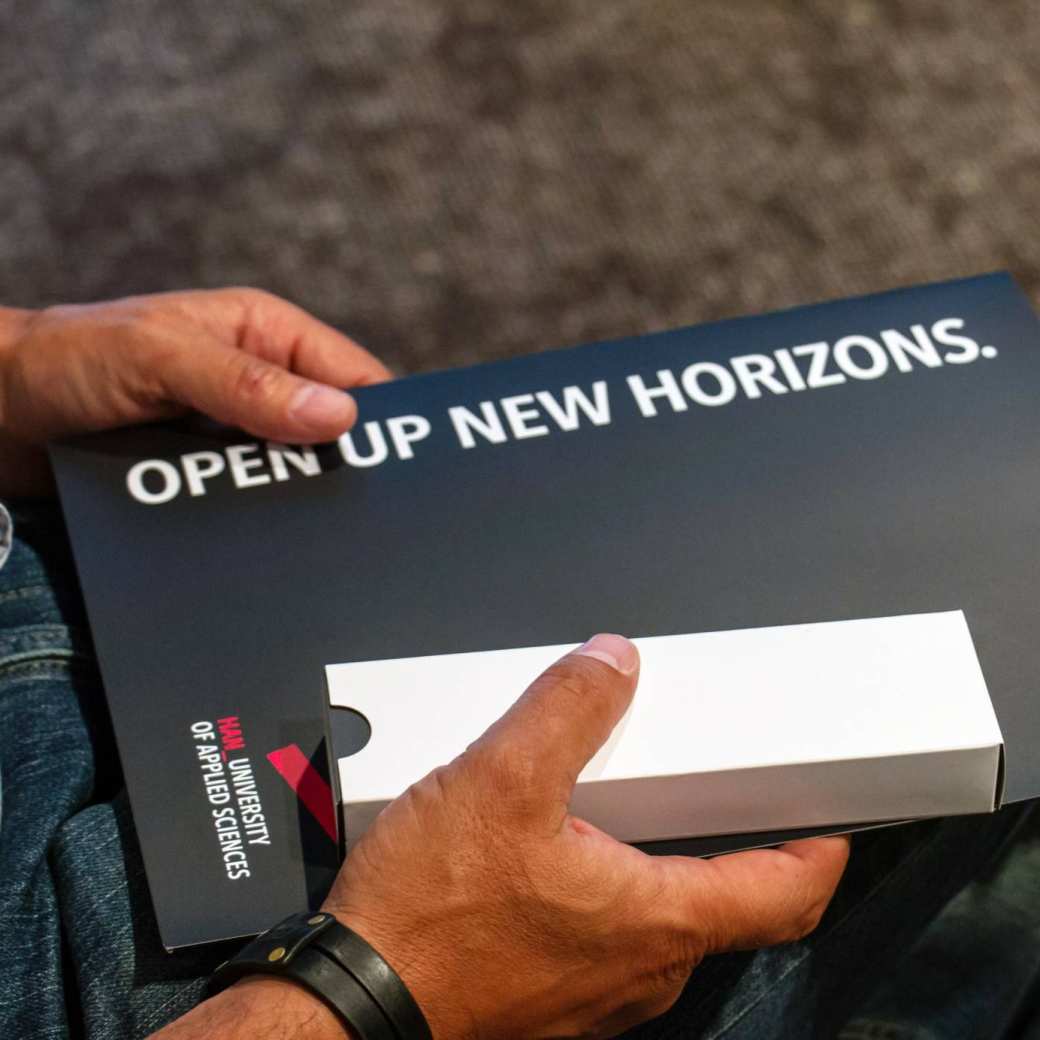 illustratie zwarte omslagmap met opdruk open up new horizons