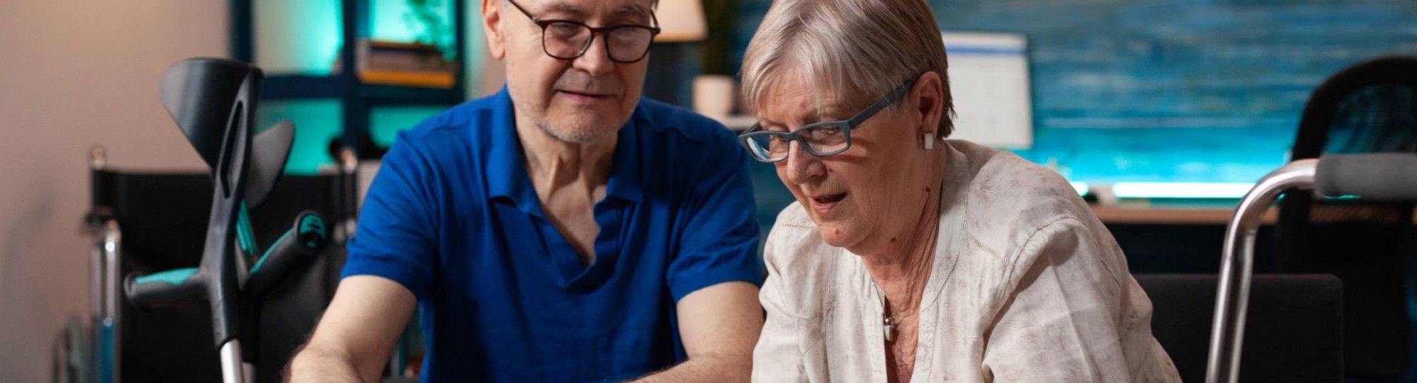 Man vrouwen spelen een spelletje schaken