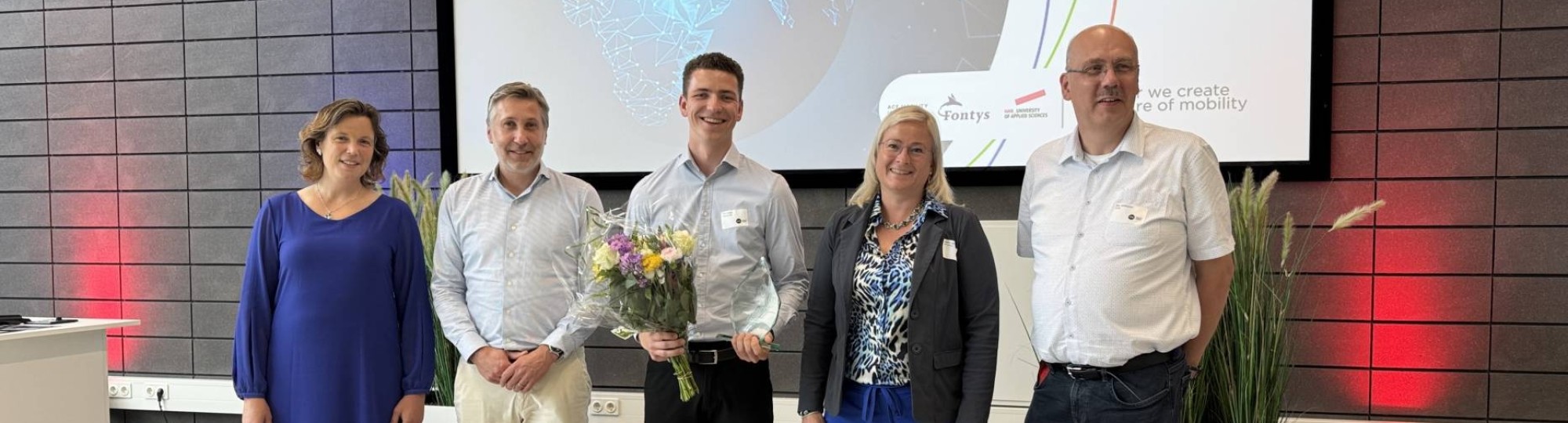 Tim Vianen, student Werktuigbouwkunde, met bosje bloemen in de handen