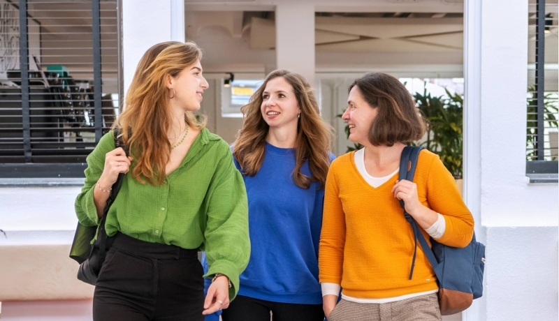 Studenten vooruitlopend op de gang, kijkend naar elkaar.