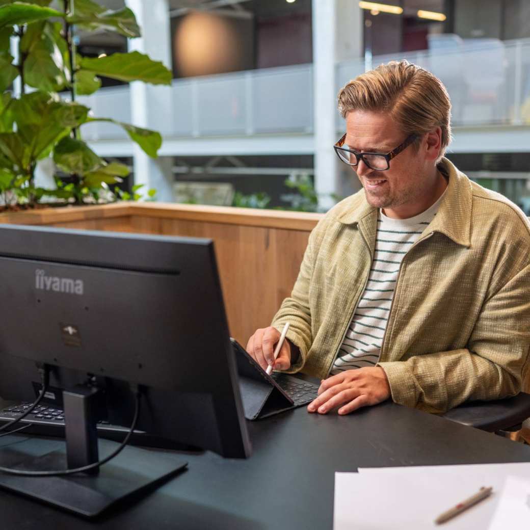 Student CMD aan het werk op een tablet en pc.