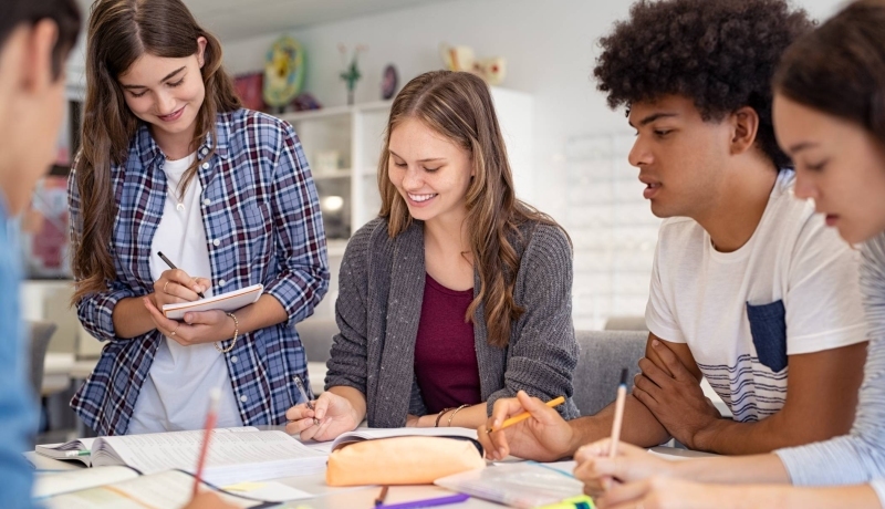 tijdlijn maken met stift op het raam