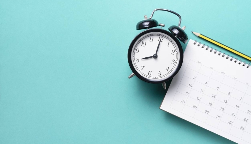 Een klok en een agenda om een afspraak te maken voor studenten.