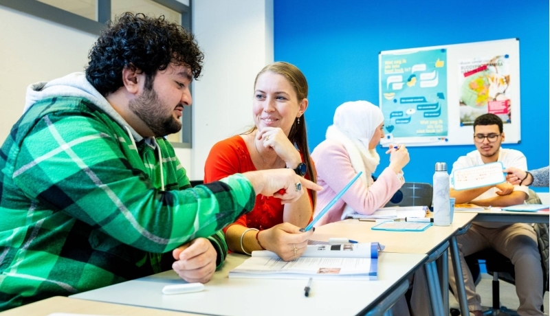 Cursisten en docent NT2 in klaslokaal HAN University of Applied Sciences