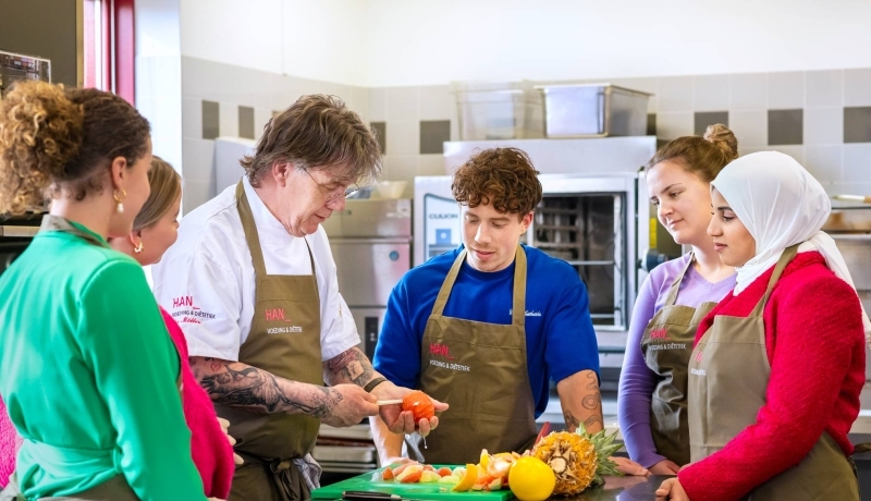 Studenten krijgen instructie in de keuken. 