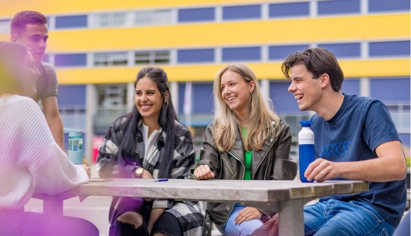 Groep HAN studenten op het terras op het campusterrein in Arnhem