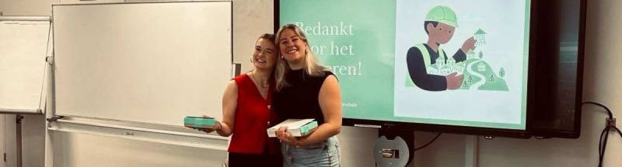 Roos en Valerie voor een whiteboard