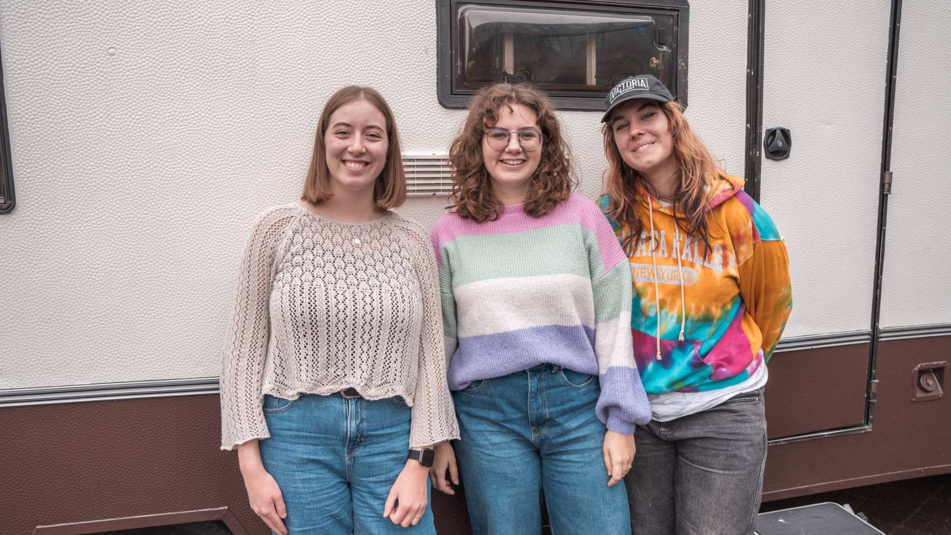 Studenten gaan in gesprek met Eva over de opleiding Social Work. 