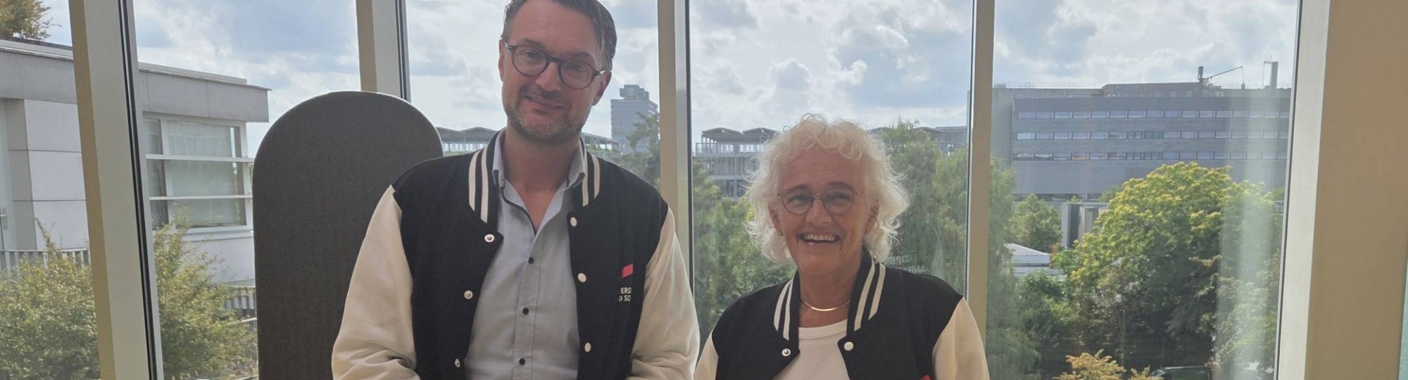 Willem Leijten en Yvonne de Haan in hun nieuwe open ambassador-jas