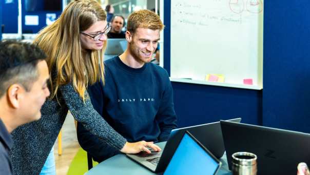 Docent legt cursisten uit hoe zij AI en machine learning praktisch toepassen