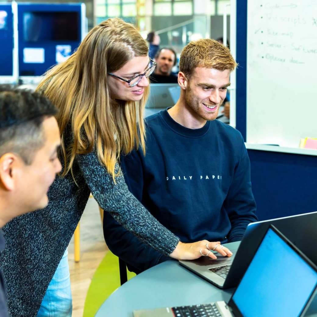 Docent Master Applied Data Science geeft uitleg aan student 