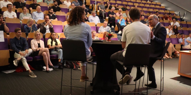 Frank Croes in gesprek met 2 studenten van de minor Circulaire Economie